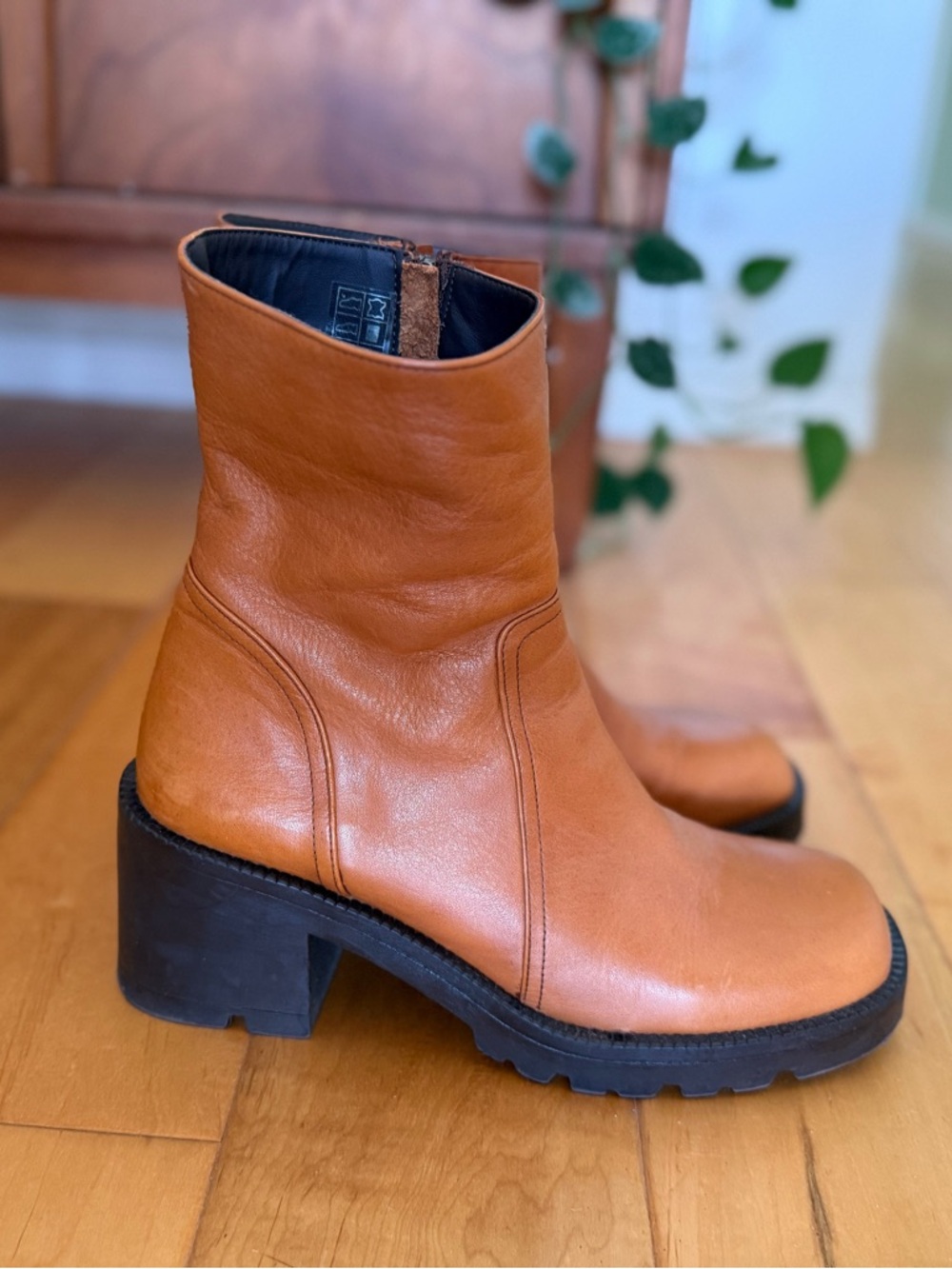 Steve Madden tan/ cognac leather ankle boots in the 70s style